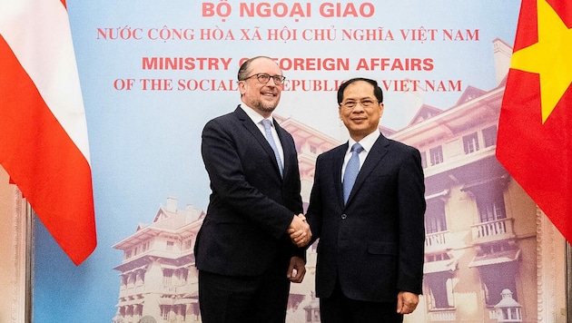 Außenminister Alexander Schallenberg mit seinem vietnamesischen Amtskollegen Bui Thanh Son (Bild: APA/BMEIA/MICHAEL GRUBER)