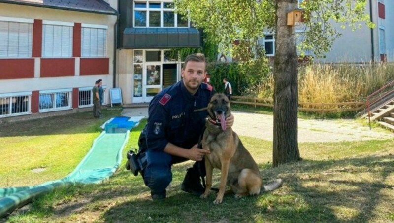 Polizeihund „Max“ spürte die goldenen Armreifen auf (Bild: zVg)