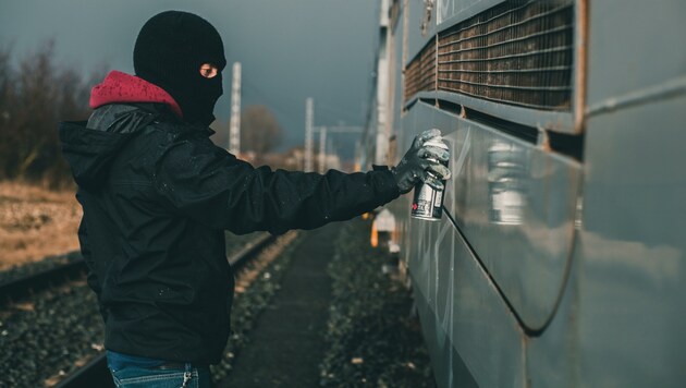 Mit Spraydosen „bewaffnet“ gehen vor allem junge Menschen mitten in der Nacht ihrem Hobby nach und sorgen meist für Ärger. (Bild: stock.adobe.com)