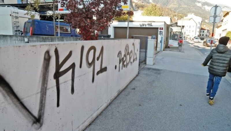 Vor allem Fußball-Fans von Wacker Innsbruck markieren gerne „ihr“ Revier. (Bild: Christof Birbaumer Kronenzeitung)