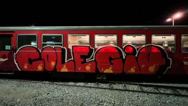 Auf dieser Garnitur der Zillertalbahn hinterließen Unbekannte ihr Graffiti. (Bild: ZOOM.TIROL)