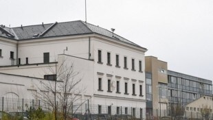 Der mutmaßliche IS-Anhänger, der aus einem Wiener Krankenhaus geflohen ist, sitzt inzwischen ...