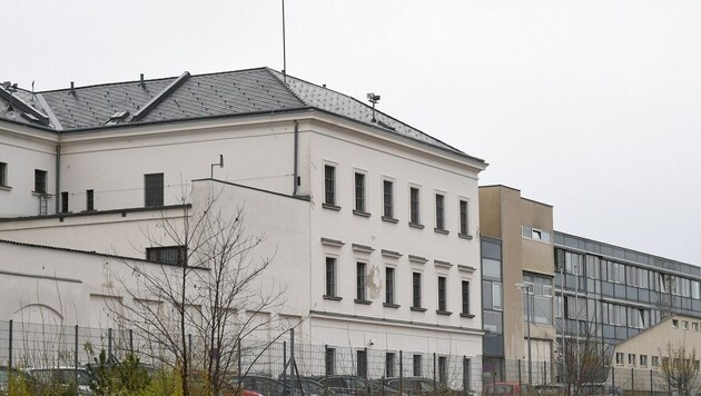 The suspected IS supporter who escaped from a hospital in Vienna is now back in prison (pictured: Wiener Neustadt prison). (Bild: P. Huber)
