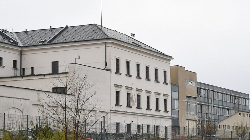 Der mutmaßliche IS-Anhänger, der aus einem Wiener Krankenhaus geflohen ist, sitzt inzwischen wieder im Gefängnis (im Bild die Justizanstalt Wiener Neustadt) (Bild: P. Huber)