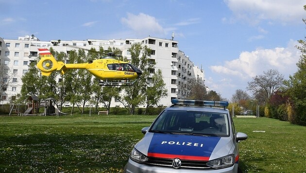 Die Polizei achtete darauf, dass Schaulustige dem Helikopter nicht zu nahe kamen. (Bild: P. Huber)