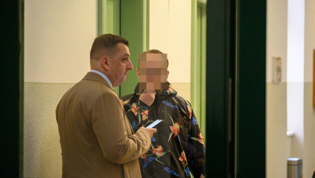 29-Jähriger vor Gericht: Er hatte mehrere Klimabonus- Gutscheine in die eigene Tasche wandern lassen. (Bild: Molnar Attila, Krone KREATIV)