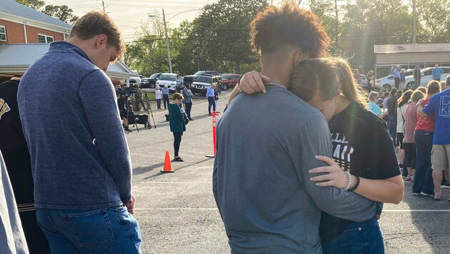 Zwei Teenager umarmen sich in Dadeville, Alabama, wo während einer Geburtstagsfeier mehrere Menschen erschossen wurden. (Bild: AP)