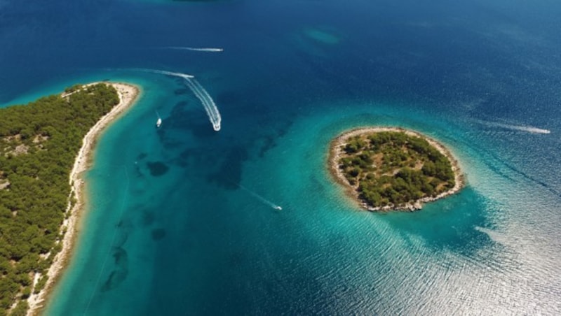 Nahegelegen am Strand Tisno befinden sich auch jede Menge Buchten und Inseln, welche zum Inselhopping einladen. (Bild: Ivo Biocina)