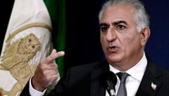 Reza Pahlavi wird demnächst seine „historische Reise“ nach Israel antreten. (Bild: APA/AFP/OLIVIER DOULIERY)