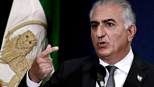 Reza Pahlavi wird demnächst seine „historische Reise“ nach Israel antreten. (Bild: APA/AFP/OLIVIER DOULIERY)