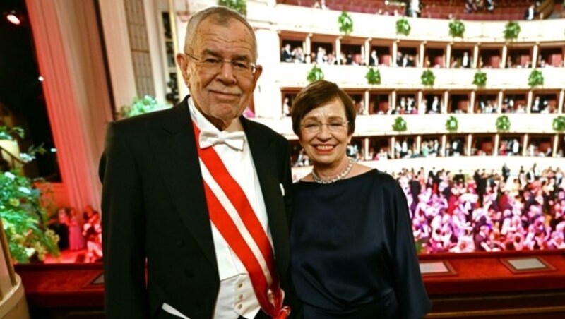 Bundespräsident Alexander Van der Bellen mit seiner Frau Doris Schmidauer am Opernball 2023 (Bild: APA/ROLAND SCHLAGER)