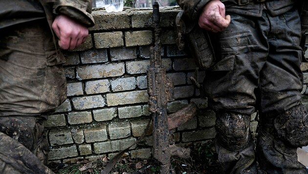 Laut Kiew tauchen laufend neue Hinrichtungsvideos auf, in denen ukrainische Soldaten auf brutalste Weise umgebracht werden. (Bild: AP)