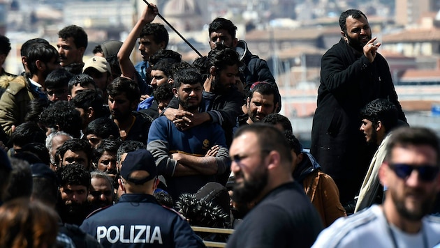 Flüchtlinge bei der Ankunft im sizilianischen Catania (Bild: AP)