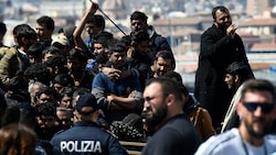 Migranten im Hafen von Catania (Bild: AP)