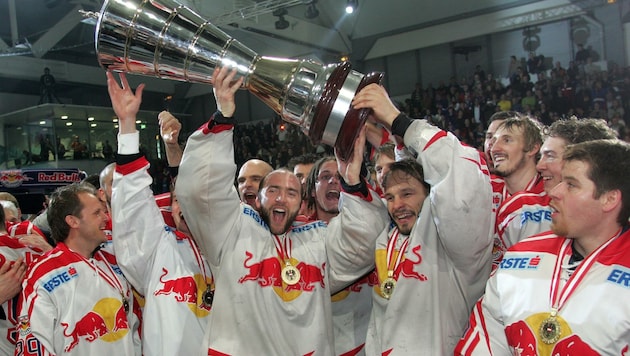 Nur 2007 feierten die Eisbullen um Reini Divis und Thommy Koch den Eishockeyliga-Titel in der eigenen Halle. (Bild: JOACHIM MAISLINGER)