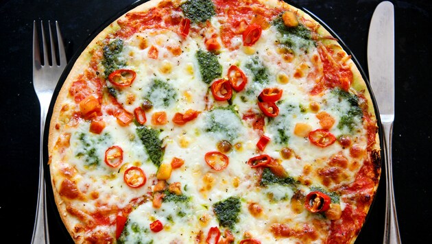 Zwei Kinder starben nach dem Verzehr der Pizzen (Symbolbild). (Bild: dpa/Oliver Berg)