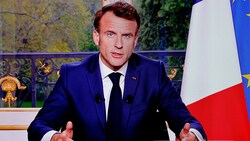 Der französische Präsident Emmanuel Macron bei der Fernsehansprache an die Nation im Elysee-Palast (Bild: APA/AFP/Ludovic MARIN)