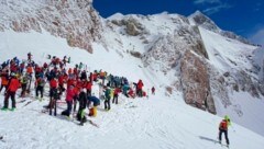 Skitourengeher auf dem Valentintörl - im Hintergrund der Rauchkofel mit dem „Krone“-Gipfelkreuz (Bild: Wallner Hannes/Kronenzeitung)