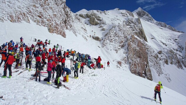 Skitourengeher auf dem Valentintörl - im Hintergrund der Rauchkofel mit dem „Krone“-Gipfelkreuz (Bild: Wallner Hannes/Kronenzeitung)