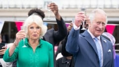 Camilla und König Charles sind begeisterte Weingenießer. (Bild: Stefan Rousseau / PA / picturedesk.com)