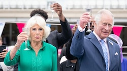 Camilla und König Charles sind begeisterte Weingenießer. (Bild: Stefan Rousseau / PA / picturedesk.com)