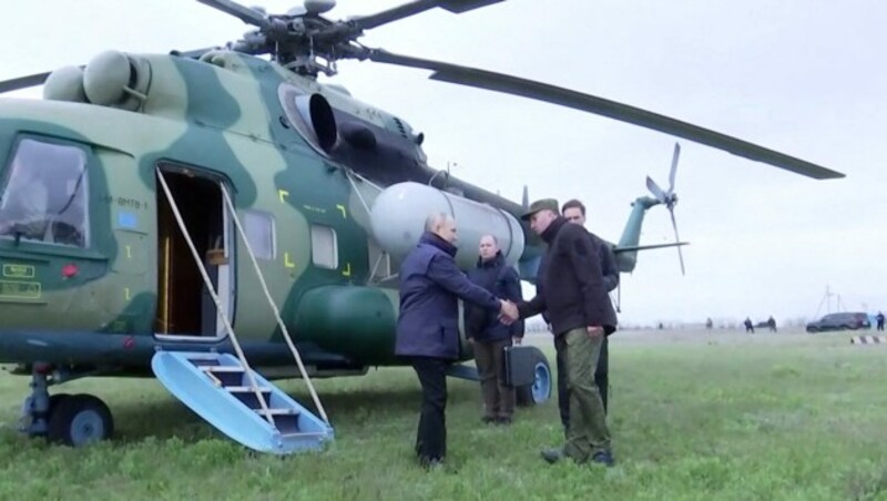 Putin bei seiner Ankunft in Cherson (Bild: AFP)