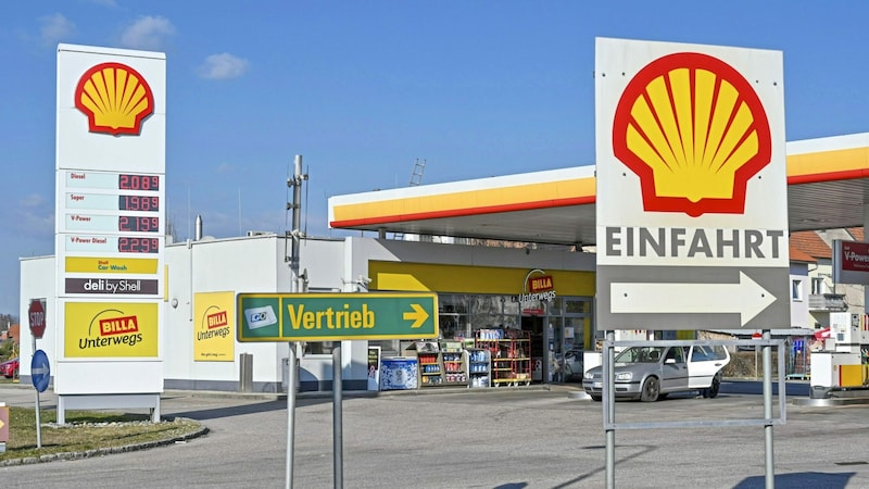 Die neue Shell-Tankstelle soll E-Ladestationen, eine Autowaschanlage und einen Coffeeshop inkludieren (Symbolbild). (Bild: © Harald Dostal / 2022)