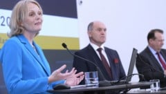 Eva Zeglovits (Mitglied der IFES-Geschäftsführung), Nationalratspräsident Wolfgang Sobotka und der Geschäftsführer von Braintrust Thomas Stern (re.) stellten die „Antisemitismusstudie 2022 des Parlaments“ vor. (Bild: APA/ROBERT JAEGER)