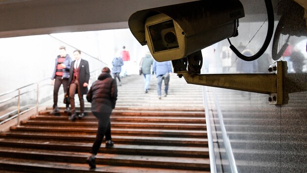 Eine Überwachungskamera in einer Fußgängerunterführung in Moskau. Das Gesichtserkennungssystem ist in der russischen Hauptstadt so umfassend ausgeprägt, dass man ihm unmöglich entkommen kann. (Bild: APA/AFP/Kirill KUDRYAVTSEV)