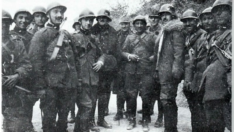 3. November 1918: Hauptmann Oskar Teuber (4. v. re.) ist noch ahnungslos, dass Kriegsende und Gefangenschaft bevorstehen. Der Offizier wurde als Vorbild beschrieben. (Bild: Tiroler Pfadfinder Archiv)