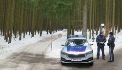 Der Tatort neben der Skipiste in Bad Leonfelden - Spuren wurden auch im Schnee gesichert. (Bild: Schütz Markus)