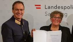 Polizeidirektor Bernhard Rausch übergab Veronika Wintersteller eine Urkunde für ihre Zivilcourage. (Bild: LPD Salzburg)