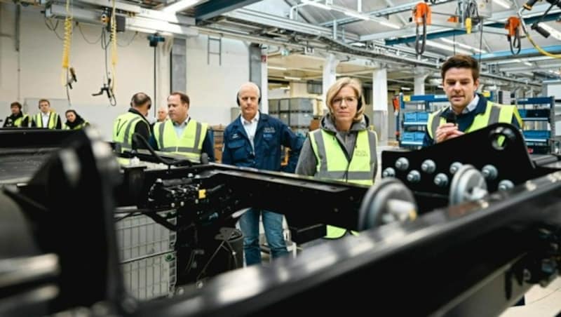 Auch Ministerin Leonore Gewessler (Grüne) besuchte unlängst das BMW-Werk in Steyr. (Bild: Markus Wenzel)