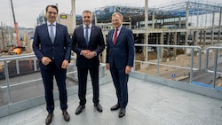 von links: Milan Nedeljkovic (Produktionsvorstand BMW), Bundeskanzler Karl Nehammer und Oberösterreichs Landeshauptmann Thomas Stelzer bei BMW in Steyr (Bild: APA/GEORG HOCHMUTH)