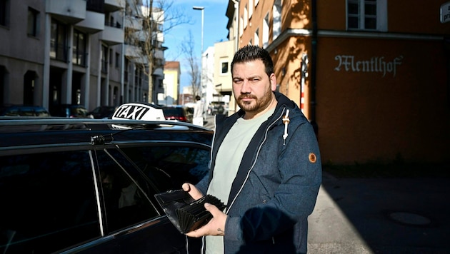 Taxifahrer Devran Karademir erzählt am Ort des Geschehens vom gemeinen Trickdiebstahl. (Bild: LIEBL DANIEL/zeitungsfoto.at)