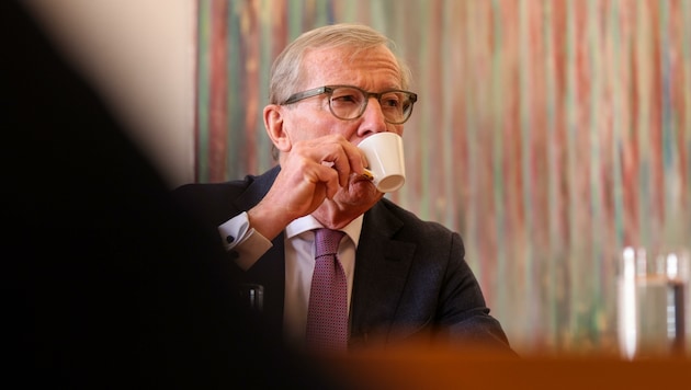 Abwarten und Kaffee trinken: Landeshauptmann Wilfried Haslauer (ÖVP) äußerte sich bislang nicht zu den kurz vor der Wahl aufgetauchten E-Mails von Parteifreunden. (Bild: Tröster Andreas)