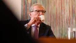 Abwarten und Kaffee trinken: Landeshauptmann Wilfried Haslauer (ÖVP) äußerte sich bislang nicht zu den kurz vor der Wahl aufgetauchten E-Mails von Parteifreunden. (Bild: Tröster Andreas)