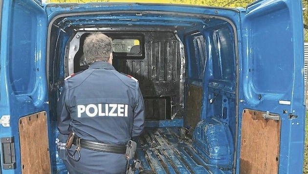 Am Samstagnachmittag entdeckten Polizisten auf der B127 bei Ottensheim einen Schlepper, der mit 14 Migranten unterwegs war (Symbolbild). (Bild: Christian Schulter)