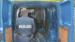 Am Samstagnachmittag entdeckten Polizisten auf der B127 bei Ottensheim einen Schlepper, der mit 14 Migranten unterwegs war (Symbolbild). (Bild: Christian Schulter)