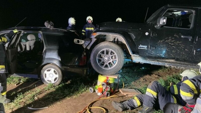 Trotz Notbremsung konnte Einsatz-Jeep nicht mehr ausweichen und krachte ins Heck des Fluchtwagen. (Bild: FF Deutschkreutz-Girm)