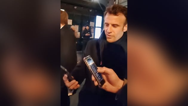 Macron las den Text des Liedes „Le Refuge“ von seinem Handy ab. (Bild: facebook.com/ProjetCanto, Krone KREATIV)