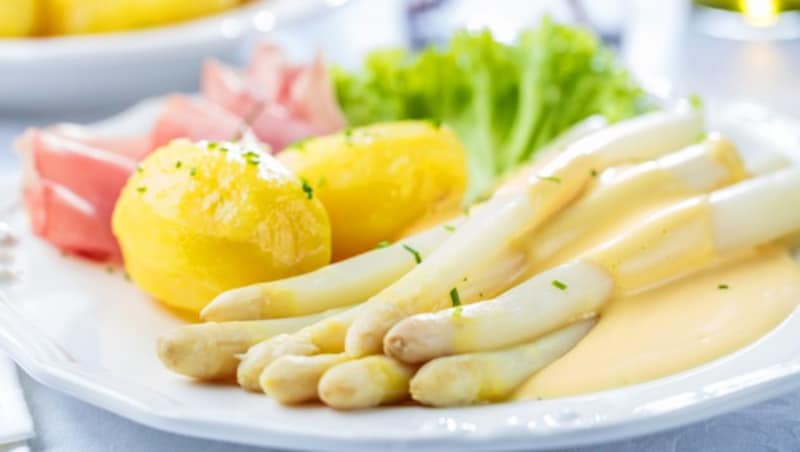 Ein Klassiker: Spargel mit Kartoffel, Schinken und Sauce Hollandaise (Bild: karepa - stock.adobe.com)