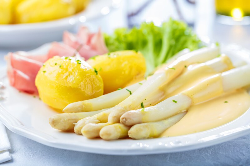 Beliebt ist Spargel mit Sauce Hollandaise, Kartoffeln und Schinken (Bild: karepa - stock.adobe.com)