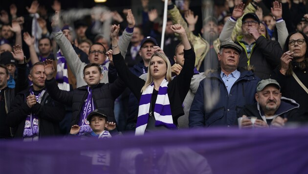 Die Fans halten der Austria auch in schwierigen Zeiten die Treue (Bild: Austria Wien)