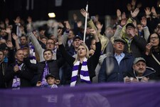 Die Fans halten der Austria auch in schwierigen Zeiten die Treue (Bild: Austria Wien)