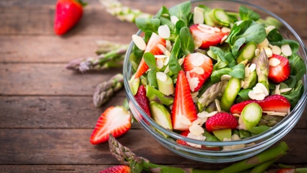 Das fruchtige Aroma der Erdbeeren harmoniert wunderbar mit dem zart-würzigen Geschmack des ...
