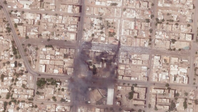 Dieses Satellitenfoto zeigt Brände und zerstörte Marktstände in Khartum. (Bild: ASSOCIATED PRESS)