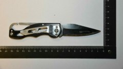 Mit diesem Messer sollen die beiden Verdächtigen den 19-Jährigen angegriffen haben. (Bild: LPD Wien)