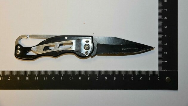 Mit diesem Messer sollen die beiden Verdächtigen den 19-Jährigen angegriffen haben. (Bild: LPD Wien)