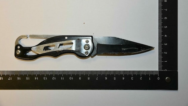 Mit diesem Messer sollen die beiden Verdächtigen den 19-Jährigen angegriffen haben. (Bild: LPD Wien)